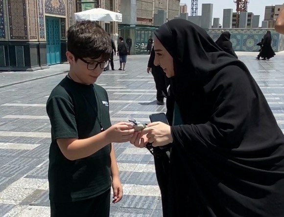 توزیع بسته‌های فرهنگی بین زائرین کوچک امام رئوف توسط سازمان دانش‌آموزی آذربایجان شرقی