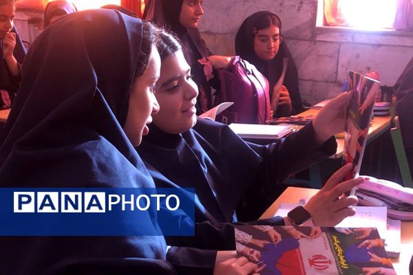 گرامیداشت دانش‌آموزان جنگ ۱۲ روزه با اهدای کتاب «از ایرانمان دفاع می‌کنیم»