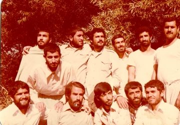 دانش‌آموزان کازرونی، پرچم تجدید میثاق با شهدا را برافراشتند