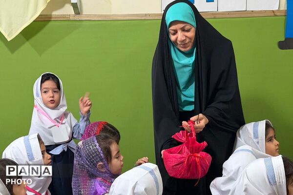 نواخته شدن زنگ غنچه ها در کودکستان ملورین ناحیه دو شهرری 