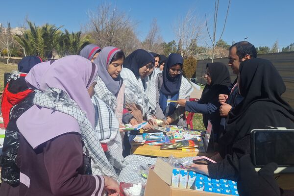 لذت نقاشی همگانی کنار دوستان در بوستان جنت شیراز 