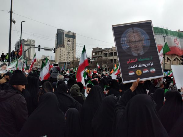 حضور دانش‌آموزان مدرسه شاهد ارض اقدس ناحیه ۳ در راهپیمایی ۲۲ بهمن