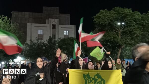 تجمع مردم شهر فردوسیه در دهه امامت در کنار شهدای گمنام