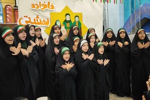 حضور بانوی تازه مسلمان شده ژاپنی در هیات زیر گنبد طلا