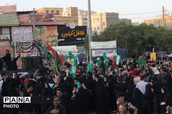 ورامین بار دیگر در سوگ اسارت؛ کاروان نمادین کربلا در خیابان‌های ورامین به حرکت درآمد