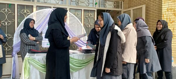 تقدیر از دانش‌آموزان برتر دبیرستان دخترانه ۱۳ آبان