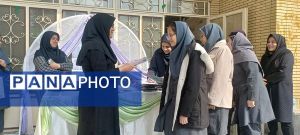 تقدیر از دانش‌آموزان برتر دبیرستان دخترانه ۱۳ آبان