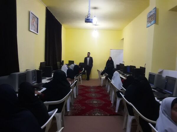 کلاس یادگیری کار با رایانه در کانون لقمان