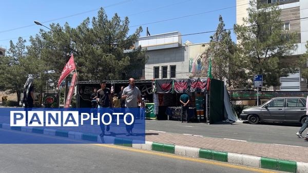 بازآفرینی مسیر عشق؛ جاماندگان اربعین در شبیه‌سازی مواکب نجف تا کربلا گردهم آمدند‌.