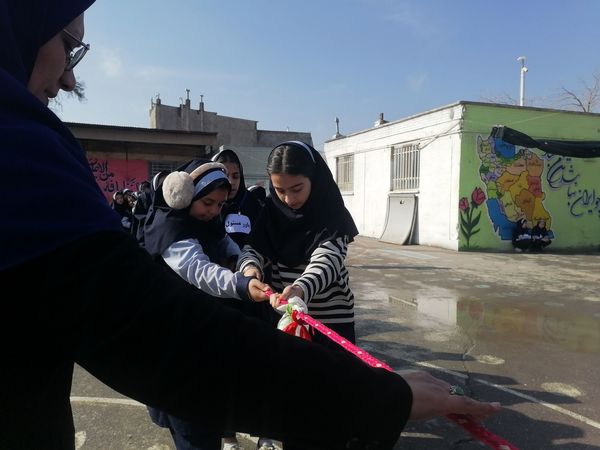  مسابقه طناب کشی به مناسبت دهه فجر در مدرسه ناهید نخودی 