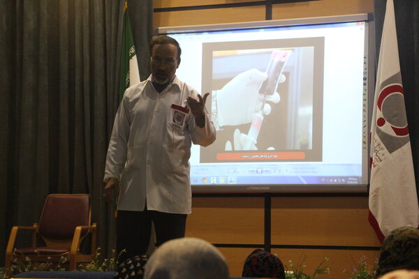 بازدید دانش آموزان مدرسه پیشتازان از مرکز انتقال خون استان یزد