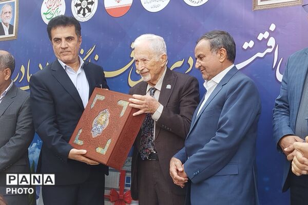 لبخند امید در آیین گشایش دبیرستان فرزانگان دو