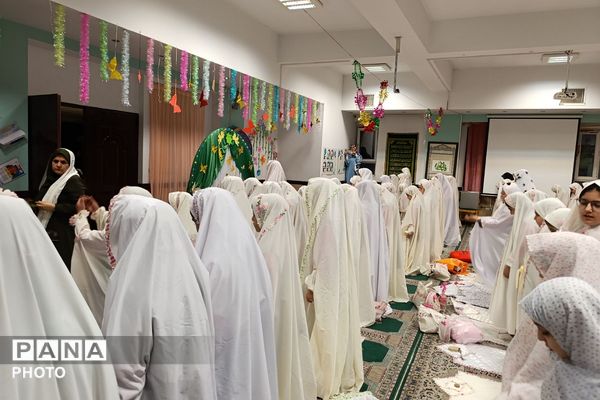 جشن روزه اولی‌ها در دبستان الهام حاجیان ناحیه دو شهرری 