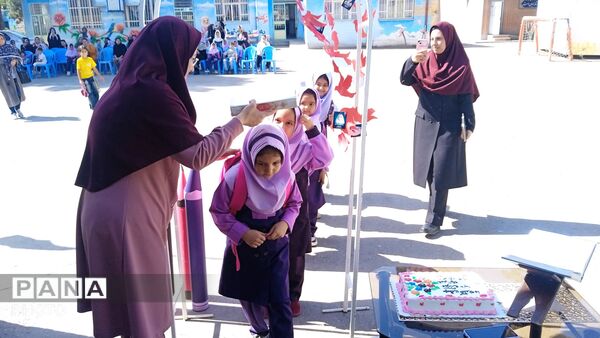 جشن شکوفه های پایه اول در دبستان  دخترانه شهید محمد حسین الیشه 