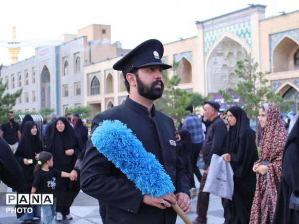 بارگاه منوّر رضوی در سالروز شهادت امام رضا (ع) یکپارچه سیاهپوش و لبریز از سوز و گداز عزاداران شد