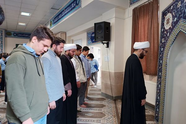 برپایی نماز جماعت در مدرسه انصارالمهدی قرچک 