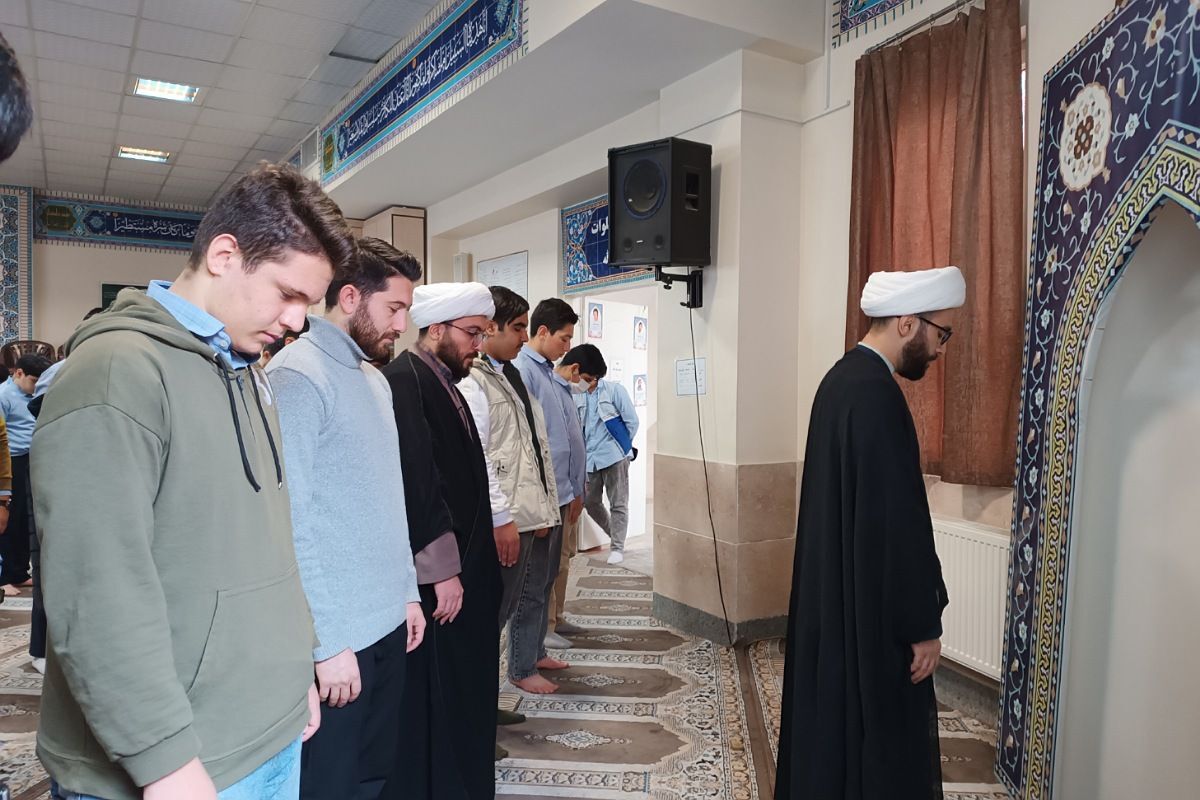 برپایی نماز جماعت در مدرسه انصارالمهدی قرچک 