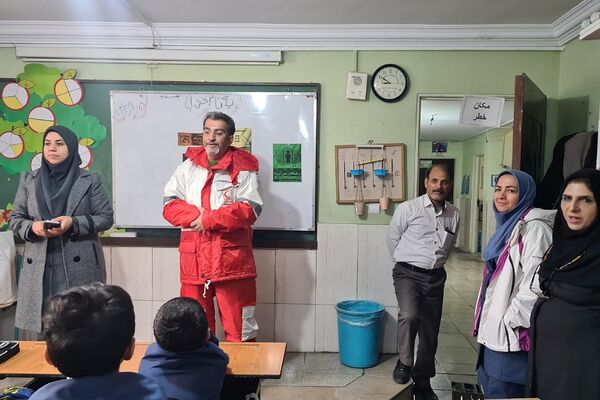 مانور سراسری زلزله در دبستان هموطن یک رودهن 