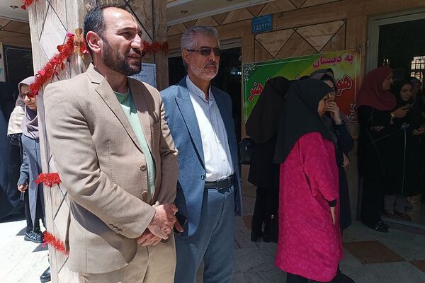مراسم  پرچم گردانی  بارگاه حضرت علی بن موسی‌الرضا (ع) در مدرسه باهنر ملارد به مناسبت دهه کرامت