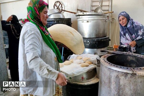 سومین روز از پخت نان  برای پذیرایی از زائران بدرقه آقای  شهید ایران در شهر بار نیشابور