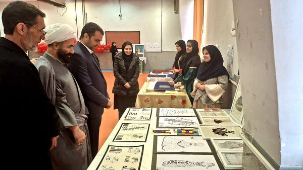 بازدید مسئولان و دانش‌آموزان از نمایشگاه دستاوردهای هنرستان بنت‌الهدی صدر