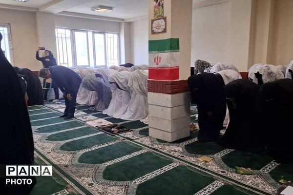 گفت‌وگوی صمیمانه و اقامه نماز جماعت در مدرسه متوسطه دوم حضرت مریم(س)