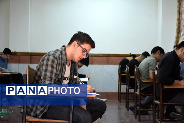 رقابت داوطلبان کنکور رشته تجربی در دانشگاه قم