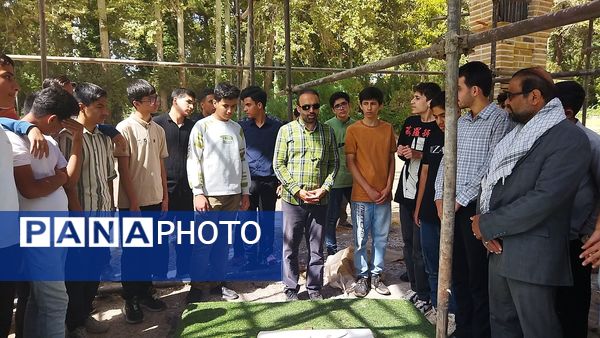 ادای احترام دانش آموزان پایه دهم  دبیرستان شاهد ابوذر غفاری به مقام شامخ شهدا