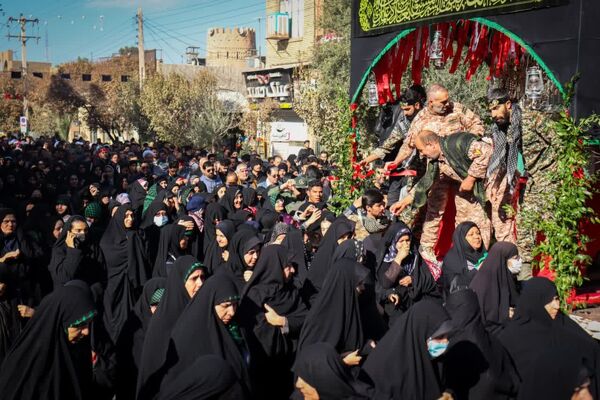 تشییع پیکر مطهر شهید گمنام ۱۷ ساله در اردکان 