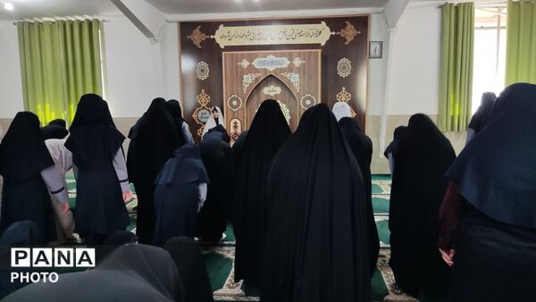 اولین نماز جماعت در روز اول مدرسه دخترانه امام حسین (ع) نیشابور 