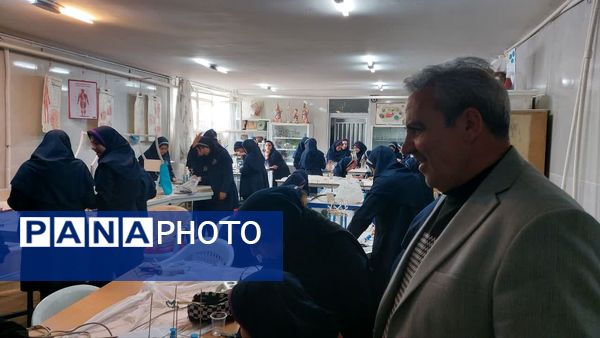 کارسوق سازه های سرنگی در دبیرستان دخترانه شاهدبحرینیان ناحیه۴ اصفهان