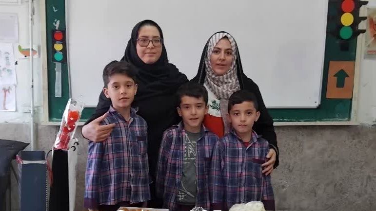 معلمی که سال‌ها است در کنار تدریس از مادر پیر زمین‌گیرش مراقبت می‌کند