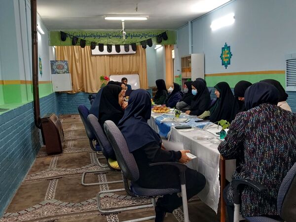 جلسه شورای دبیران در دبیرستان دخترانه فضه 