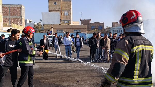 دانش‌آموزان ملکان در خط مقدم ایمنی؛ اجرای مانور پدافند غیرعامل در مدرسه امام حسین(ع)