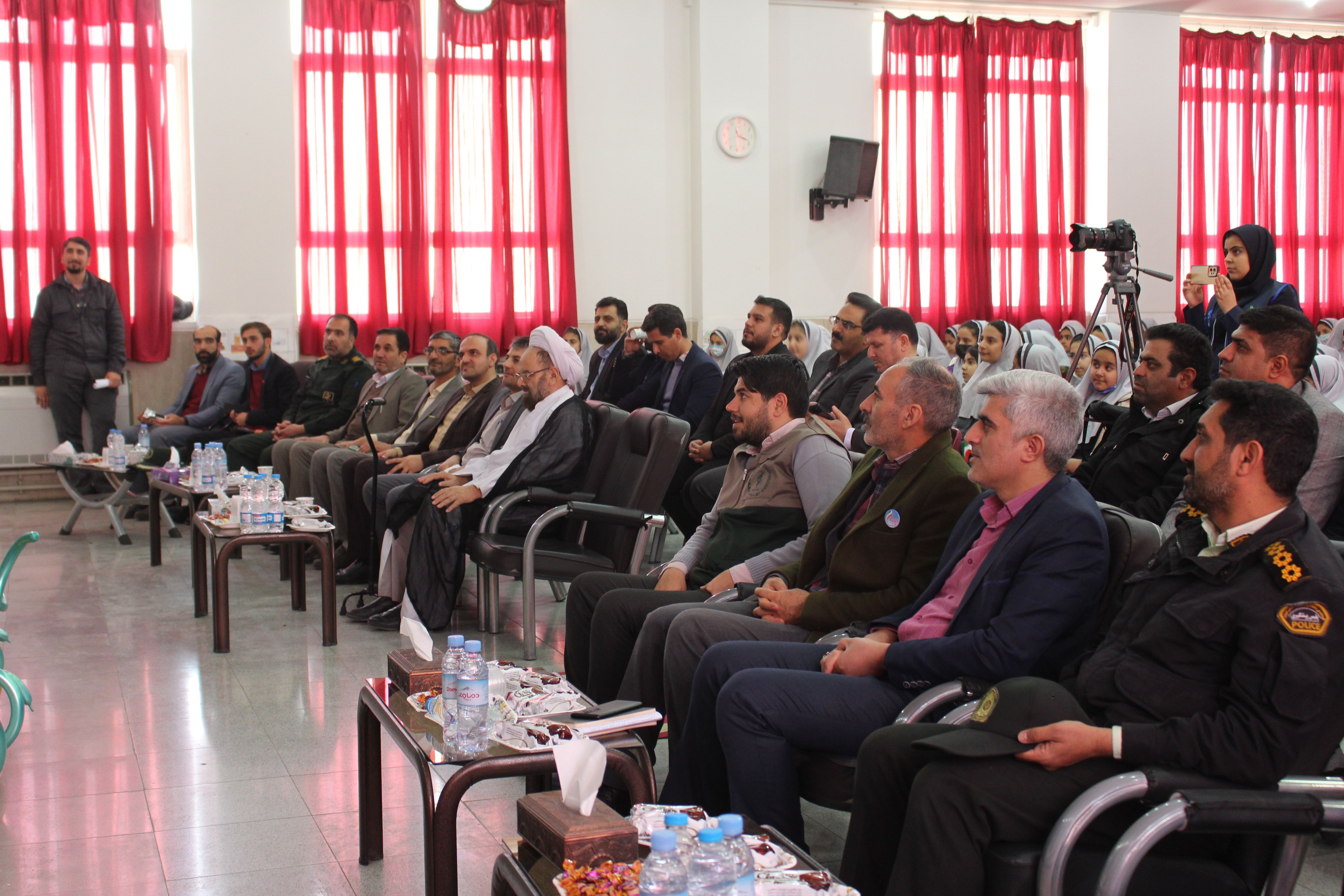 مراسم نمادین جشن نیکوکاری در دبستان اسدی ناحیه 6 اصفهان/ فیلم