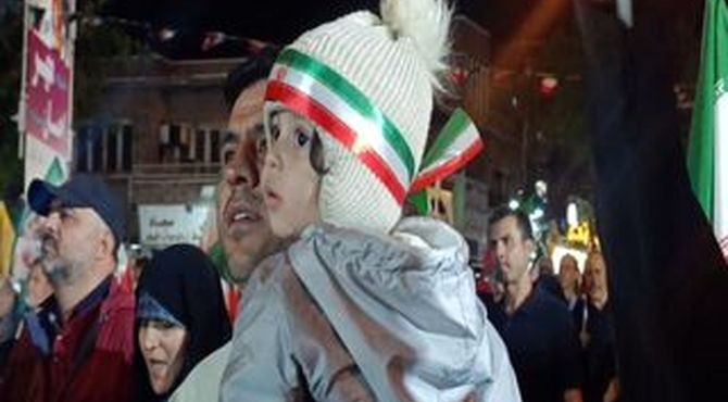 زیر چتر آسمان اردیبهشت، شعله‌های دانایی افروخته شد
