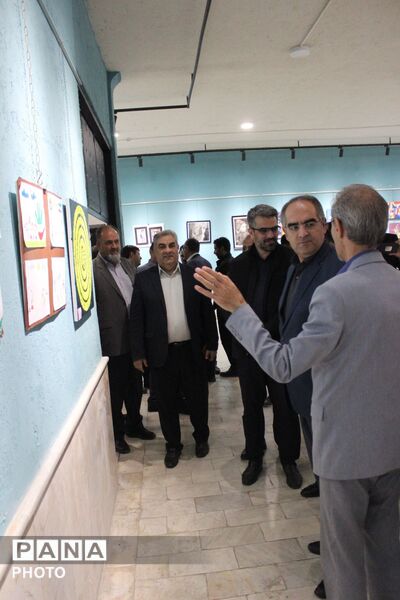 نمایشگاه آثار منتخب دانش‌آموزان با موضوع جنگ رمضان در مرند
