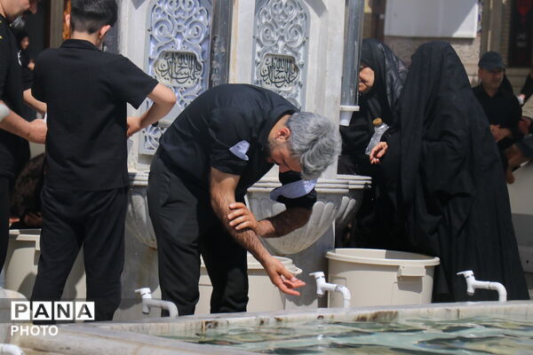 حال و هوای زائران حریم رضوی در ظهر عاشورای حسینی