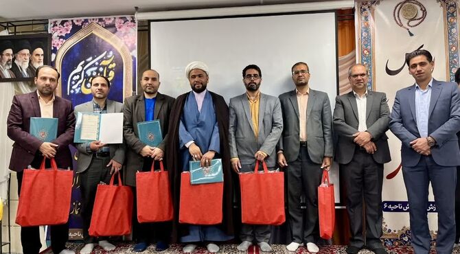 مراسم تجلیل از برگزیدگان اجلاسیه نماز و منتخبین مسابقات قرآن و عترت و نماز 