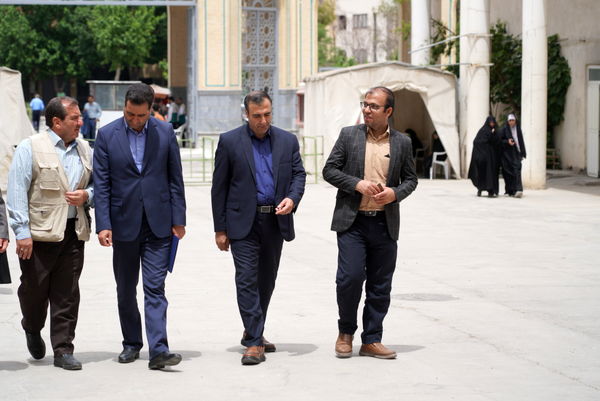 مراسم عطرافشانی قبور مطهر شهدا باحضور مدیرکل آموزش‌وپرورش استان اصفهان