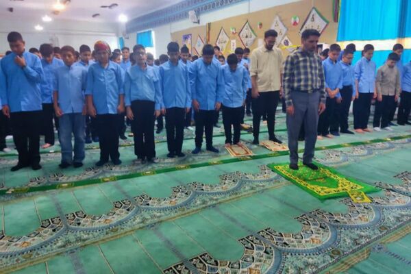 اولین نمازجماعت مدرسه امین بکایی ناحیه ۴شیراز 