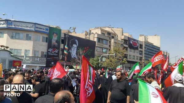 وداع پرشور و تاریخی امت با پیکر پاک رهبر شهید در میدان انقلاب تهران