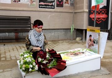  بغض نیمکت‌ها در وادی رحمت؛ یاد معلمان و دانش‌آموزان شهید زنده شد

 
