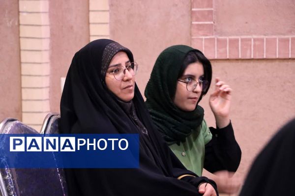 «محفل شهریور شعر» با حضور دانش‌آموزان یزدی