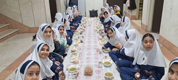 همدلی و معنویت در مراسم افطاری مدرسه حسین‌علی بابایی تهران