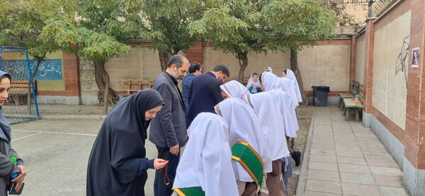 بازارچه دانش‌آموزی به‌مناسبت هفته بسیج دانش‌آموزی