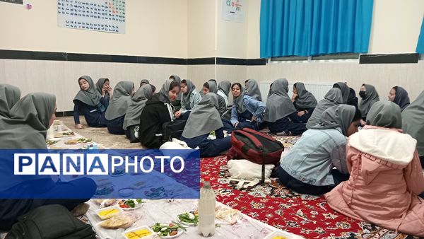 سفره مهربانی مهمانی خدا در آموزشگاه دخترانه نمونه دولتی فدک شهرستان فاروج 