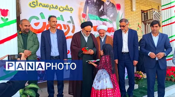 وقتی مدرسه صحنه انقلاب شد؛ زنگی که با سرود و افتخار نواخته شد