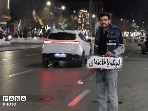 زن و مرد و پیر و جوان این شب ها در اجتماعات خیابانی مشهد مقدس
