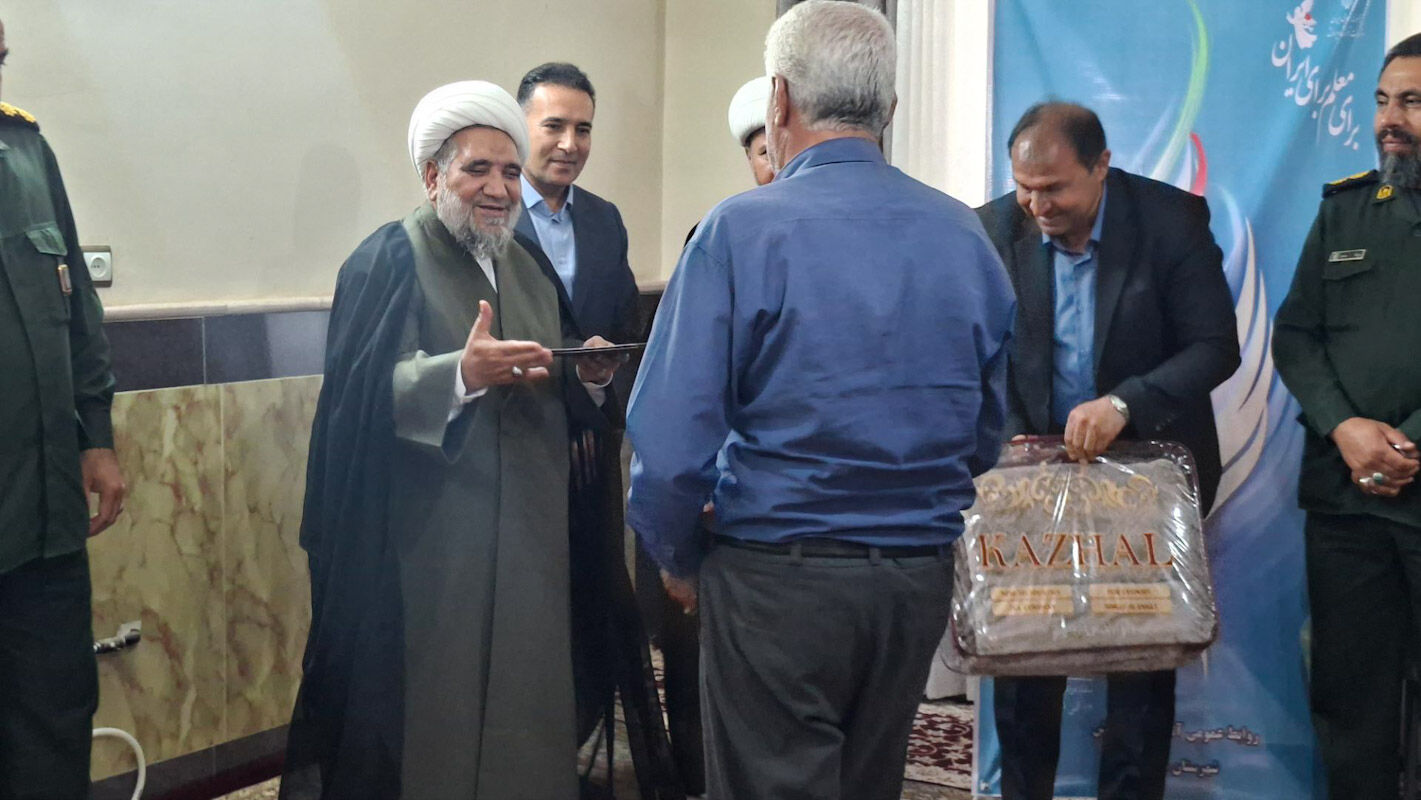 تجلیل از ایثار و شهادت؛ دیدار مسئولان سملقان با خانواده معلمان شهید آزادی‌پور و ناصری